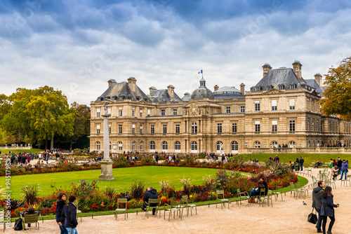 Le Sénat dans le jardin du Luxembourg, Paris photo