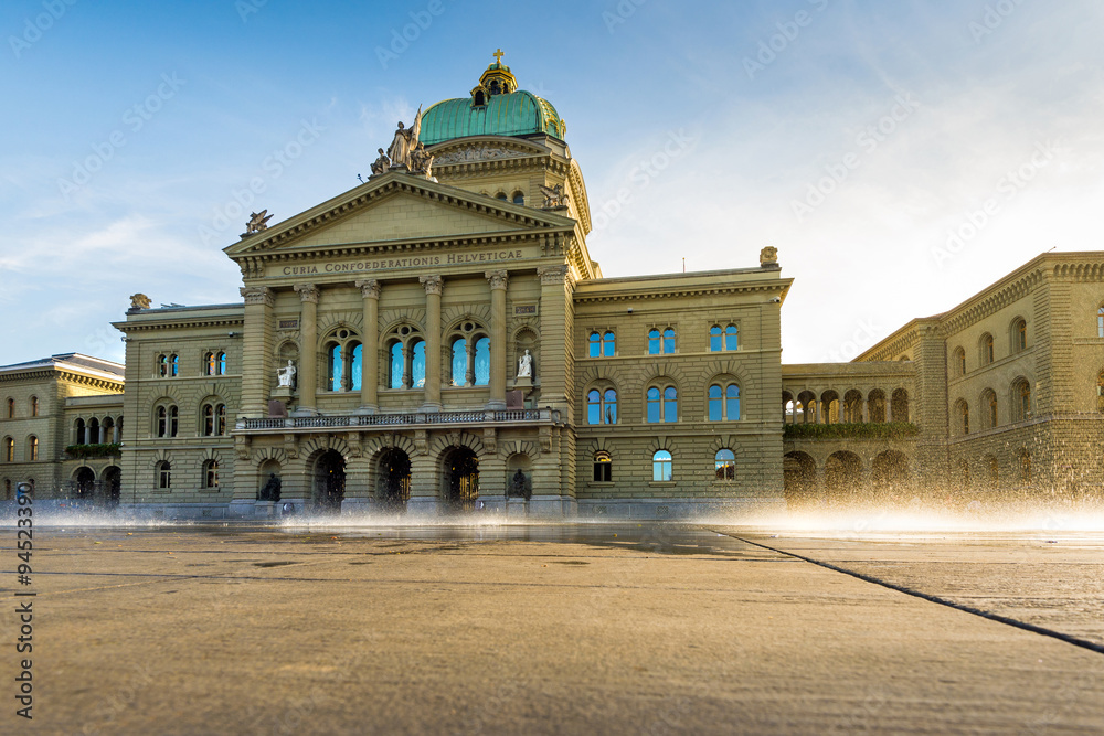 Fototapeta premium Wasserspiel vor dem Bundeshaus, Bern