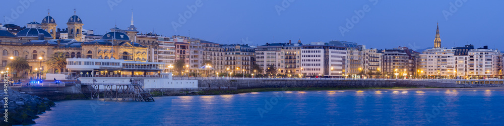 Obraz premium panoramiczny widok na Donostia - San Sebastian nocą