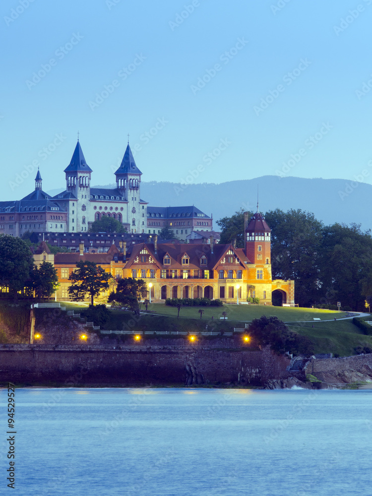 Obraz premium Miramar palace and seminar of donostia at night
