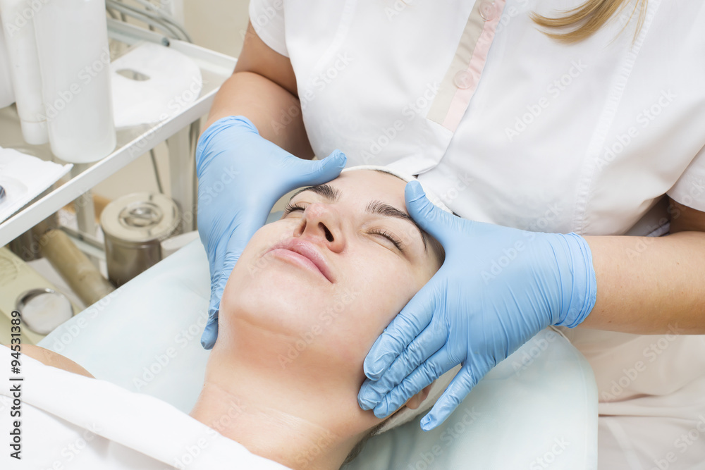 Obraz premium woman passes treatment mask facial at the beauty salon