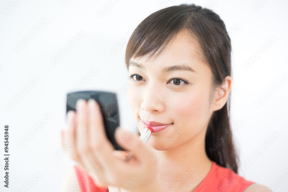 メイクする女性 メイクする女性
