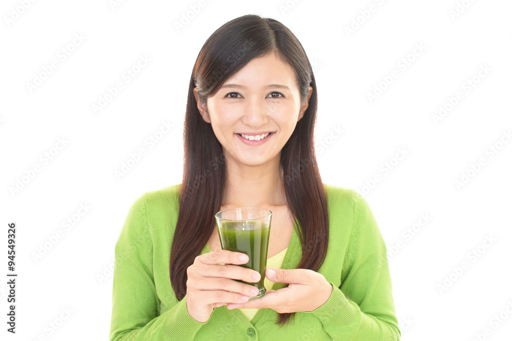野菜ジュースを飲む女性 野菜ジュースを飲む女性