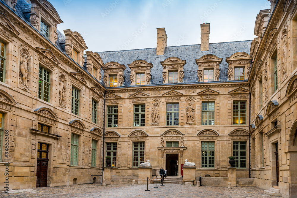 Fototapeta premium Hôtel de Sully dans le Marais à Paris, France