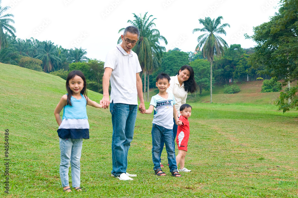 Obraz premium asian family