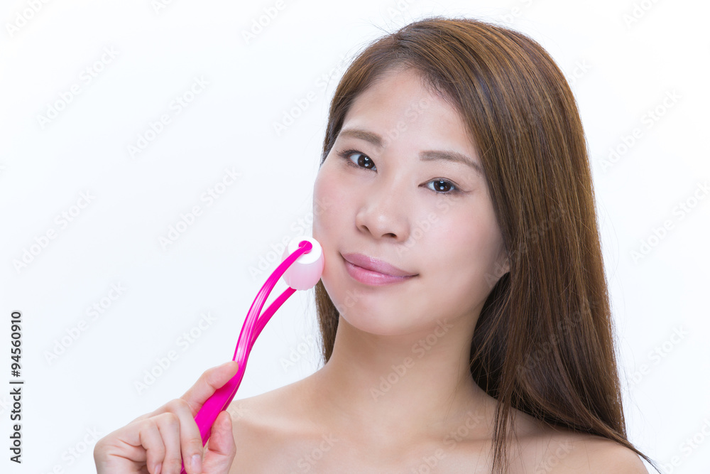 美顔ローラー 微笑む女性 美顔ローラー 微笑む女性