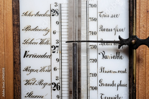 Altes Quecksilberbarometer mit Anzeige in deutscher und französischer Sprache (Detail), Luzern, Schweiz