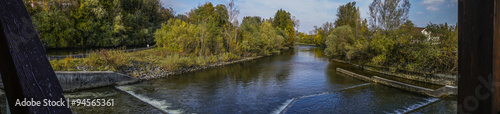 Panoramablick vom Kastenmühlwehr in Wolfratshausen auf die Loisach