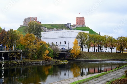 Obraz na płótnie Autumn in Vilnius city - Old castle on Gediminas hill w salonie