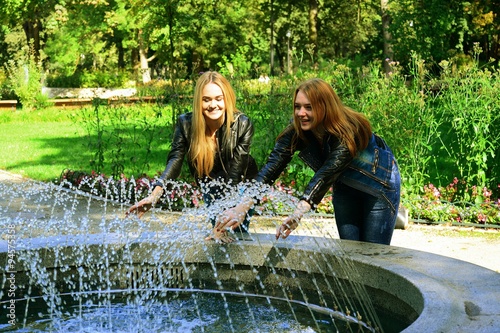 Obraz na płótnie Two girls in Vilnius town Bernardinu garden on autumn w salonie