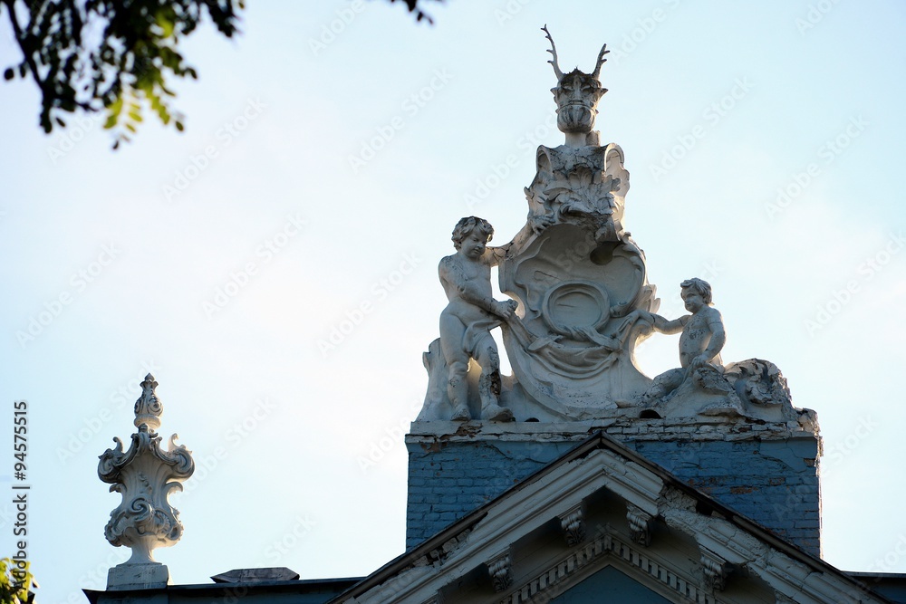 Sculptures on Vilnius town house facade in Pylimo street