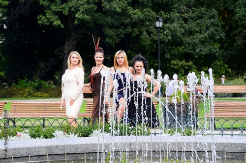 Obraz na płótnie Girls in bernardinu garden in Vilnius town w salonie