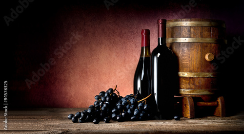Obraz na płótnie Bottles with cask and grape w salonie