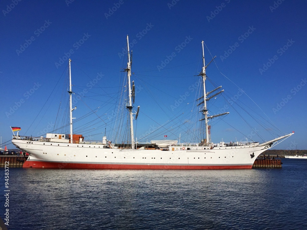 Naklejka premium Segelschulschiff im Hafen von Stralsund