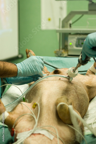Cirujano colocando la aguja del suero en una operación