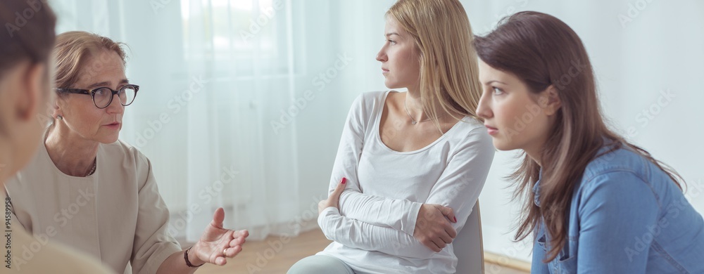 Obraz premium Therapist counselling women with depression