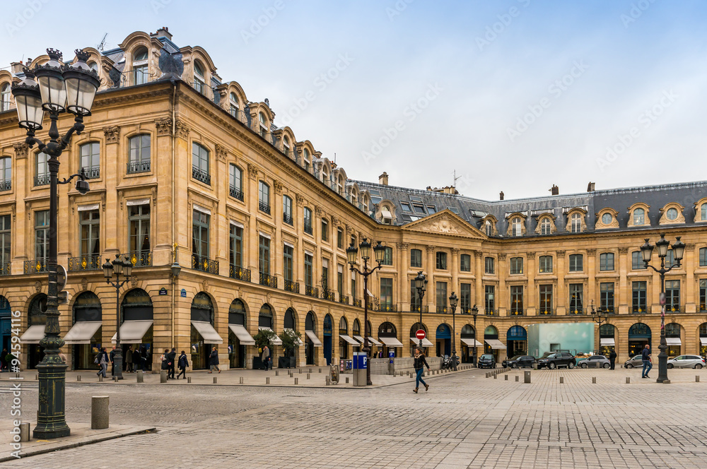Fototapeta premium Magnifique Place Vendôme de style classique français à Paris en île de France, France