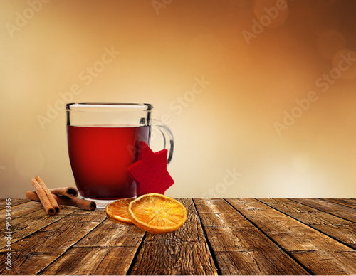 Glühweintasse auf Holztisch