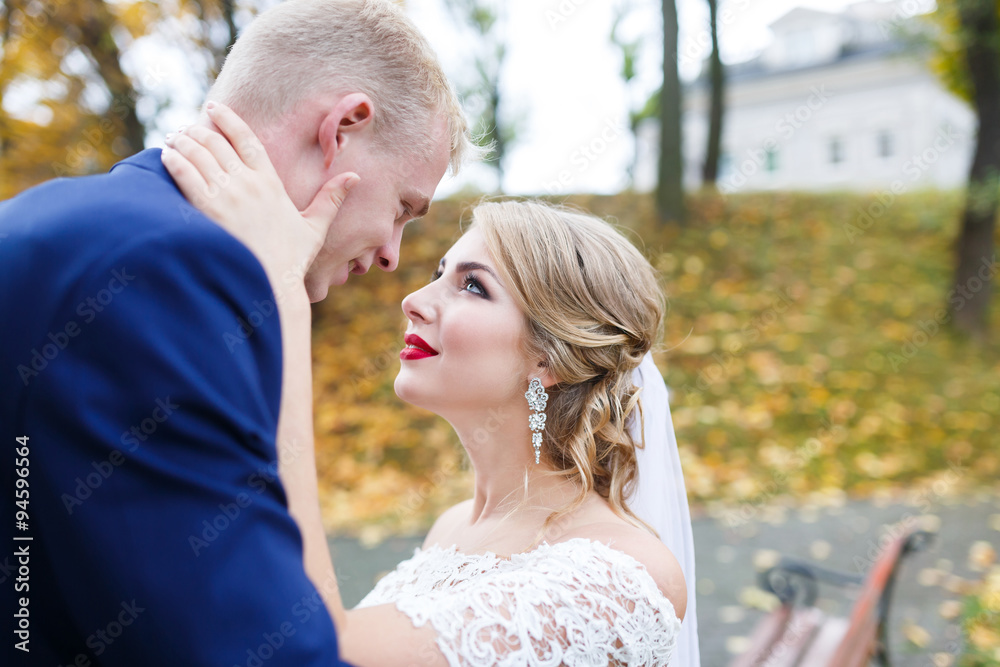Obraz premium Autumn wedding emotions