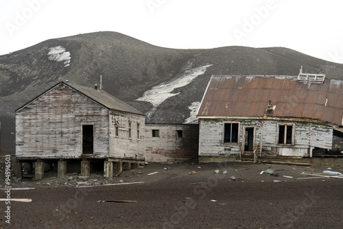 Base scientifique Britanique Biscoe House, Baie Port Foster, Ile de la Déception, iles Shetland du Sud, Antarctique photo