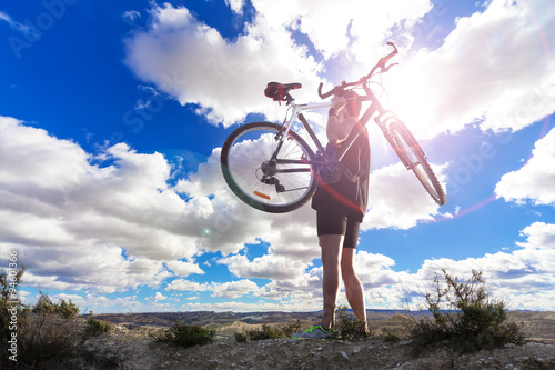 Deportes. Bicicleta de montaña y hombre. Estilo de vida deporte extremo exterior.Entretenimiento y ocio saludable