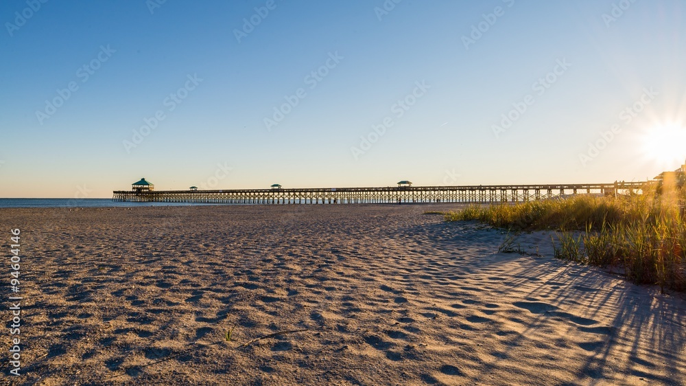 Fototapeta premium Long Pier at Folly Beach, Charleston, Karolina Południowa, USA