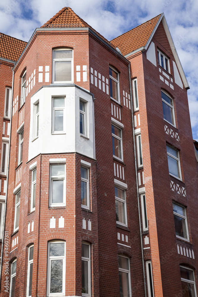 Fototapeta premium Fassade eines Altbaugebäudes in Kiel, Deutschland