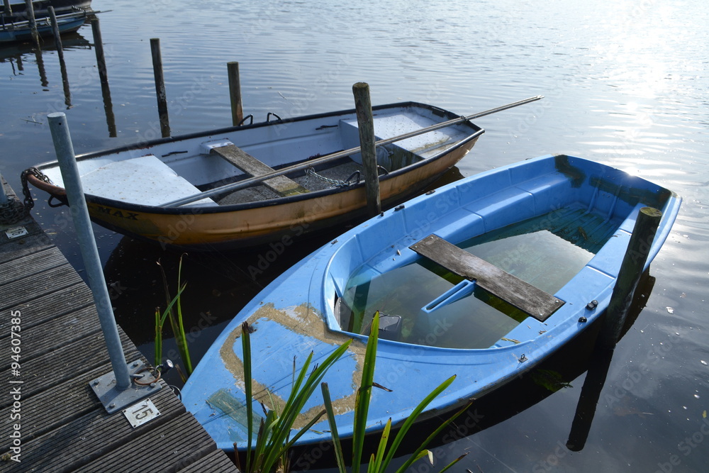 twee vissersbootjes in rivier Oude IJssel