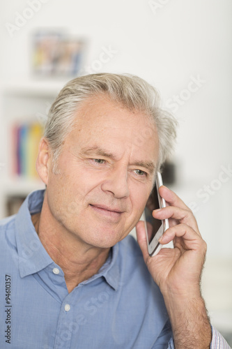 Sénior man with a mobile phone