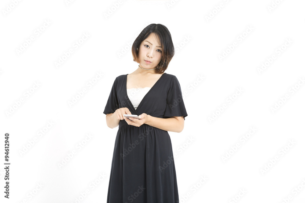 若い女性 スマホ 操作 カメラ目線 上半身 若い女性 スマホ 操作 カメラ目線 上半身