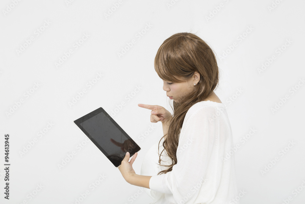 若い女性 タブレット操作 ウィッグ ギャル系 Stock Photo Adobe Stock 若い女性 タブレット操作 ウィッグ ギャル系 Stock Photo Adobe Stock