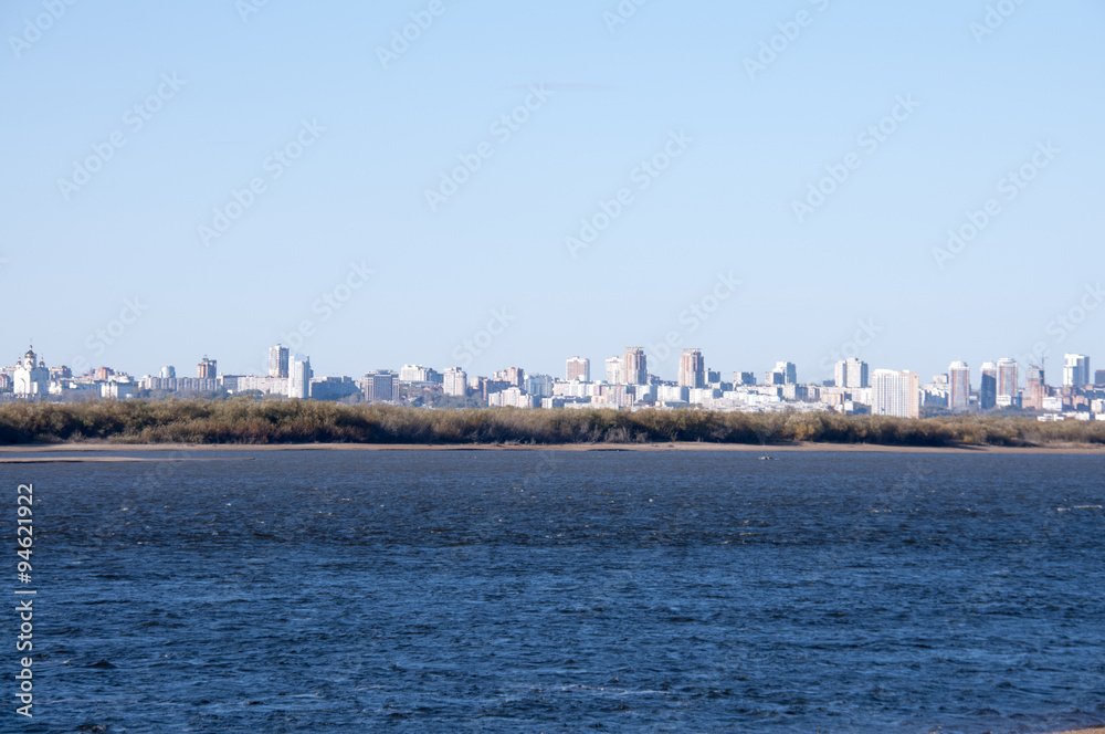 Вид города Хабаровска на берегу реки амур