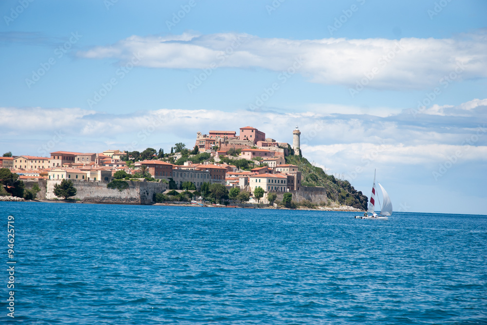Blick auf Portoferraio auf Elba mit Katamaran im Vordergrund / View on Portoferraio (Elba) with a catamarane in the foreground