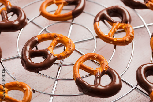 Brezel mit Salz und Schokolade photo