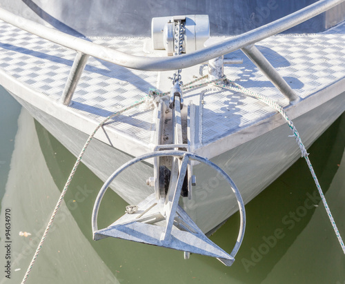 Fotografia Front view of sailboat prow moored in the habor.