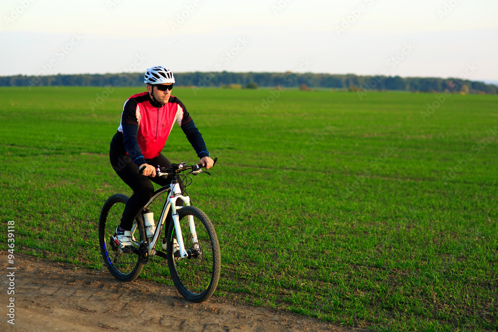 Obraz premium Mountain Bike cyclist riding outdoor