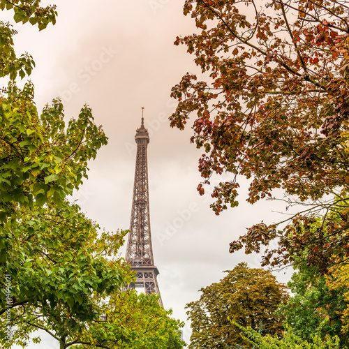 La Tour Eiffel dans les feuillages du Champ de Mars, Paris
