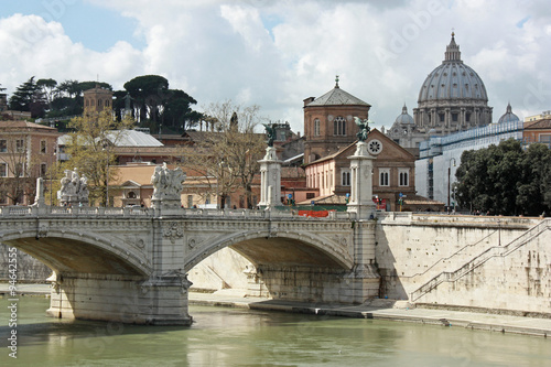 Rome, pont Victor-Emmanuel II et coupole de la basilique Saint-Pierre, Italie