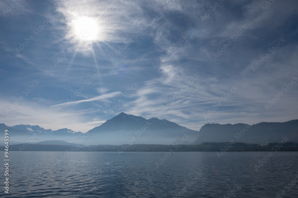 Bergkette am Thunersee mit der Sonne Bergkette am Thunersee mit der Sonne