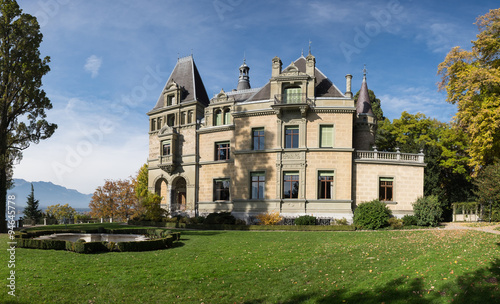 Schloss Hunegg mit Schlossgarten