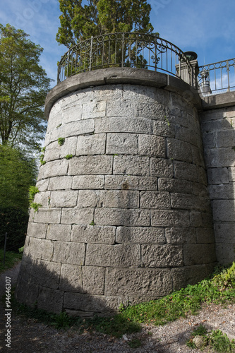 Schloss Hunegg Schutzmauer Rundturm photo