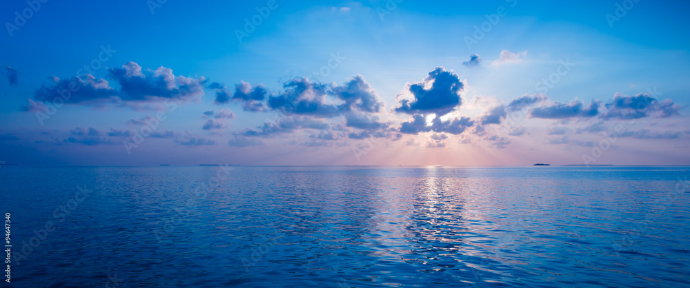 Naklejka premium Spectacular sunset over the ocean. Maldives