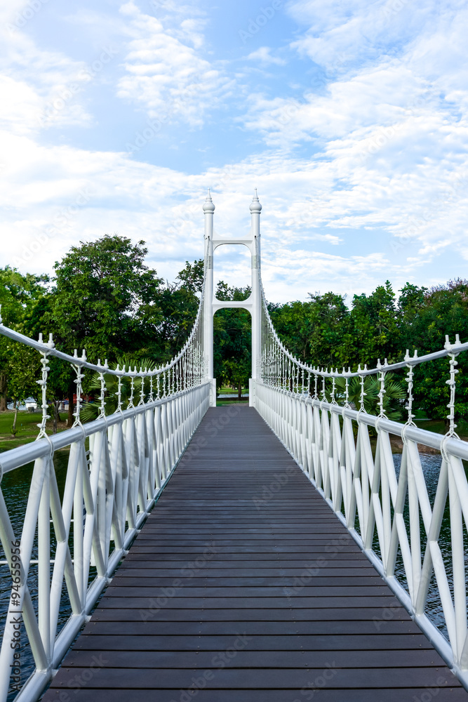 Obraz premium White bridge in city park at Bung Ta Lua Water Park Nakhon Ratch