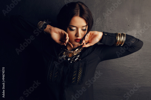 Fotografie gorgeous woman with dark hair and bright makeup with luxurious bijou