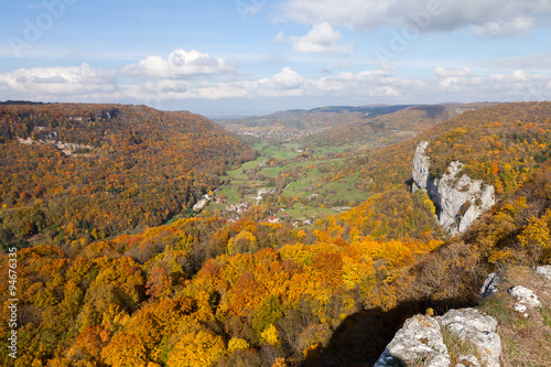 Paysage de reculée jurassienne en automne