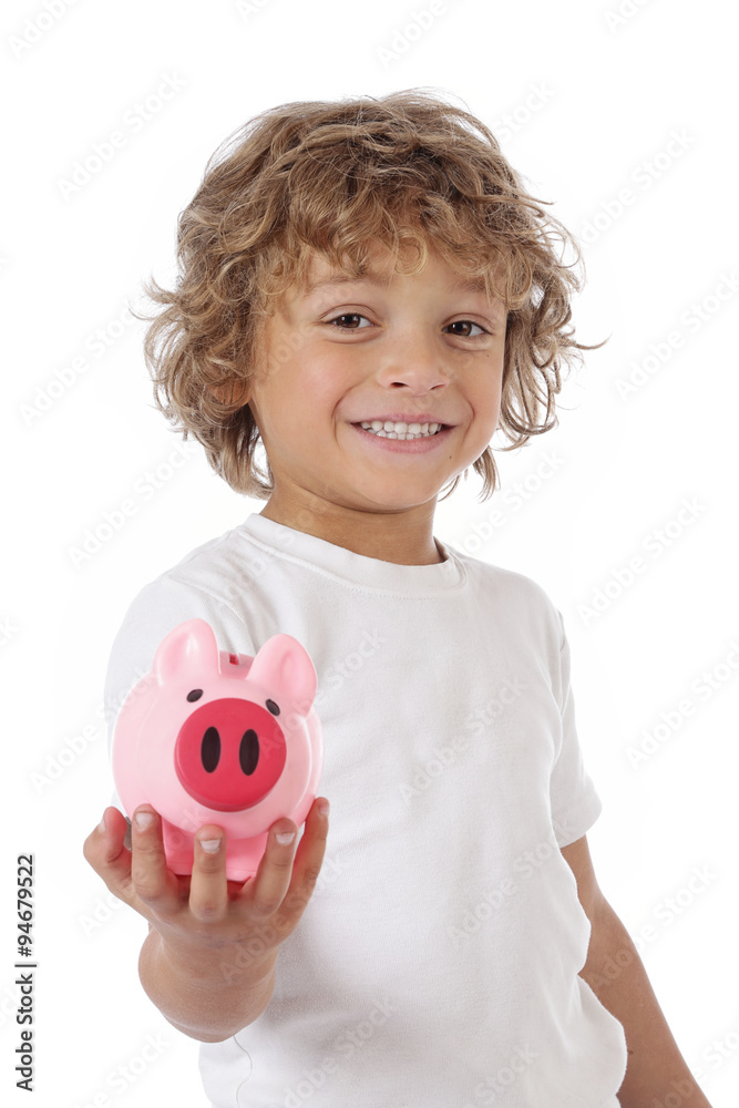 enfant garçon 6 ans présentant un cochon tirelire enfant garçon 6 ans présentant un cochon tirelire