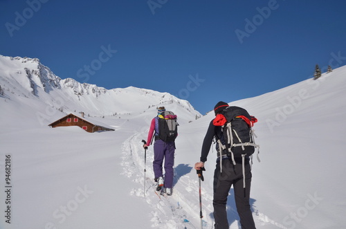 Beim Aufstieg auf Skitour mit Sicht auf Hütte und Gipfel