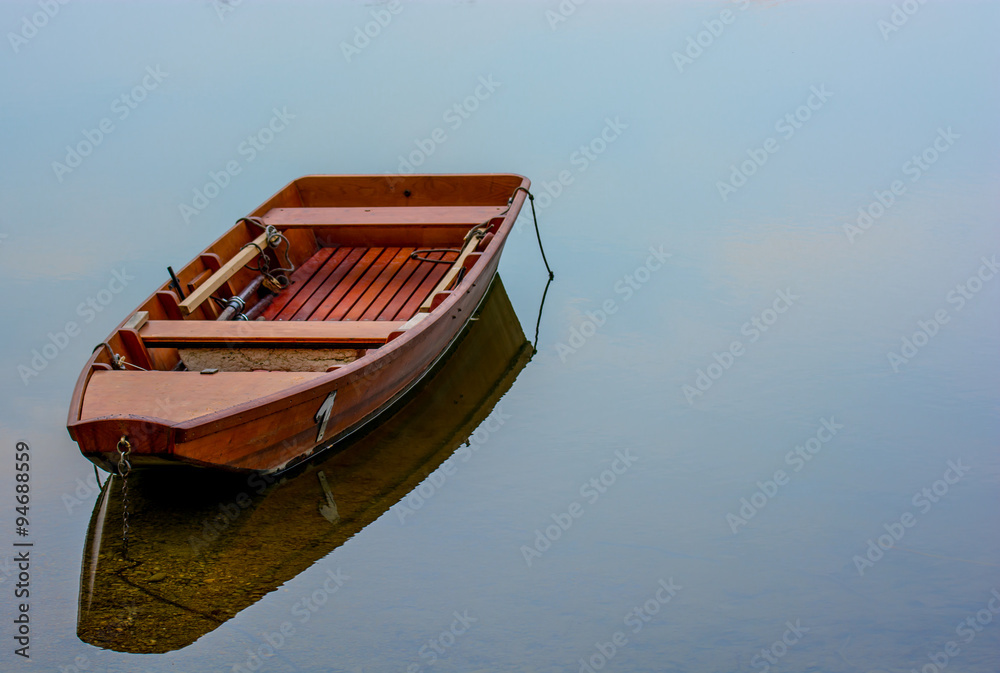 Boot auf ruhigem See  
