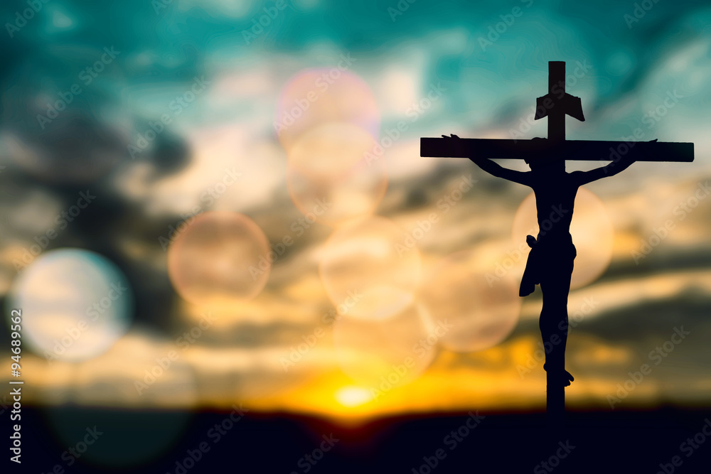 Obraz premium Sylwetka Jezusa z krzyżem nad tęczową koncepcją zachodu słońca dla religii, kultu, Bożego Narodzenia, Wielki Piątek, Wielkanoc, Jezus zmartwychwstał, modlitwa dziękczynna i uwielbienie, obietnica