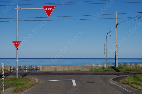 道路標識と海岸